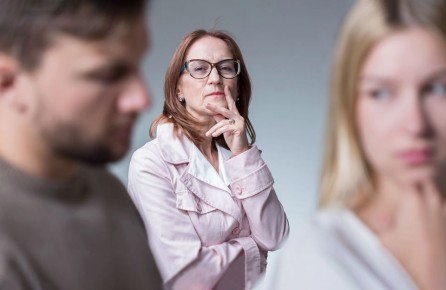 Почему отношения со свекровью вызывают раздражение: мнение психолога