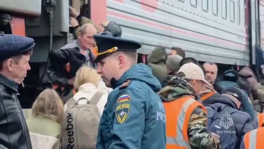 Кадры работ на месте схода вагонов пассажирского поезда