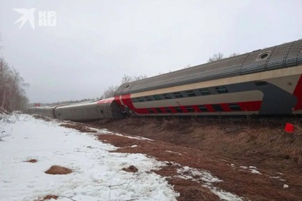 На рельсах остались только локомотив и один вагон: КП-Ульяновск публикует фото и видео с места схода вагонов