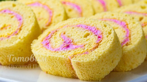 Нежный бисквитный рулет с творогом и клубникой