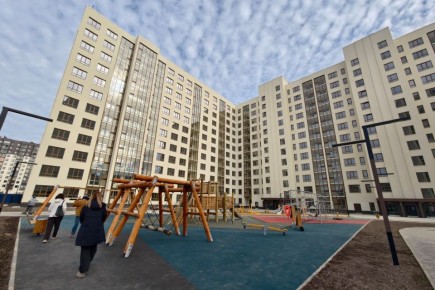 Жительница ульяновского МКД пожаловалась Болдакину на дефекты асфальта во дворе