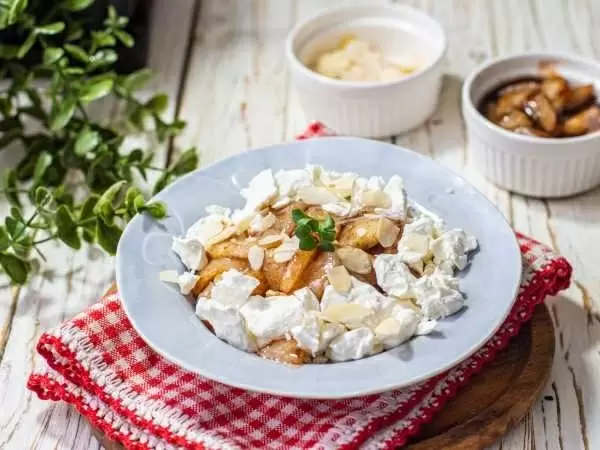 Творожный десерт с карамелизованной грушей: вкусный способ порадовать себя