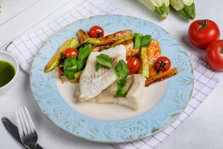 Вкусный и здоровый обед: филе трески с овощами и соусом песто