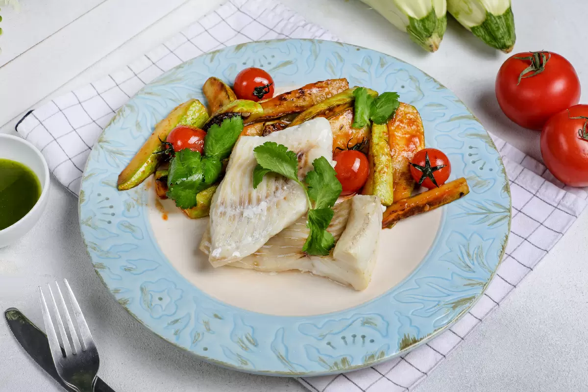 Вкусный и здоровый обед: филе трески с овощами и соусом песто