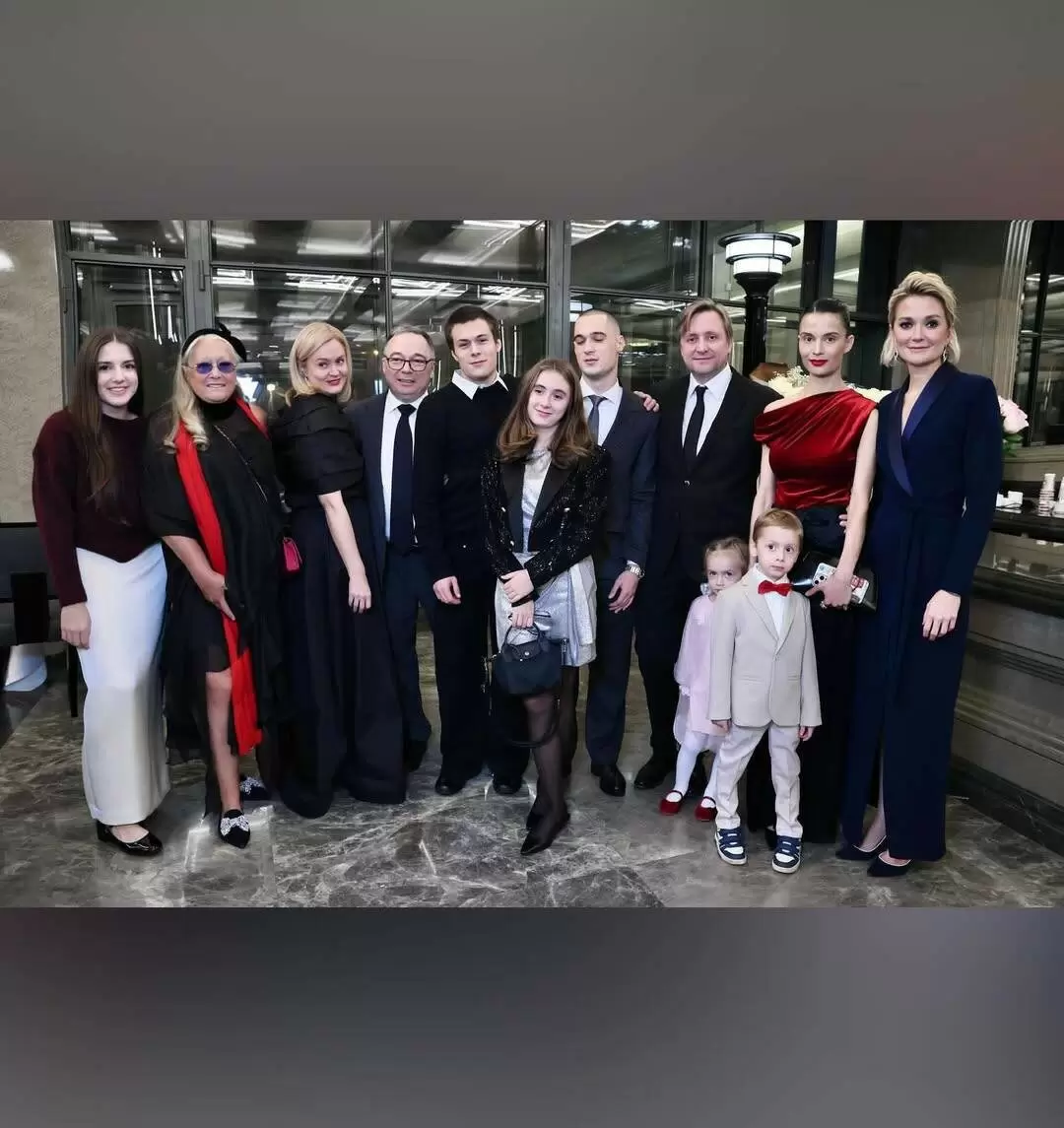 В кругу большой семьи отметил 80-летие Никита Михалков и его потомки