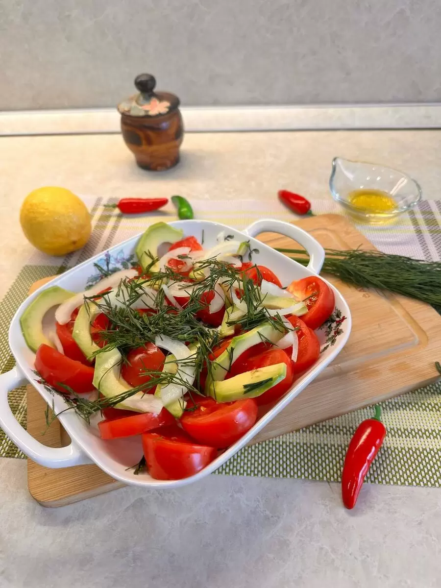 Салат из помидоров и авокадо: легкость и свежесть в вашем рационе