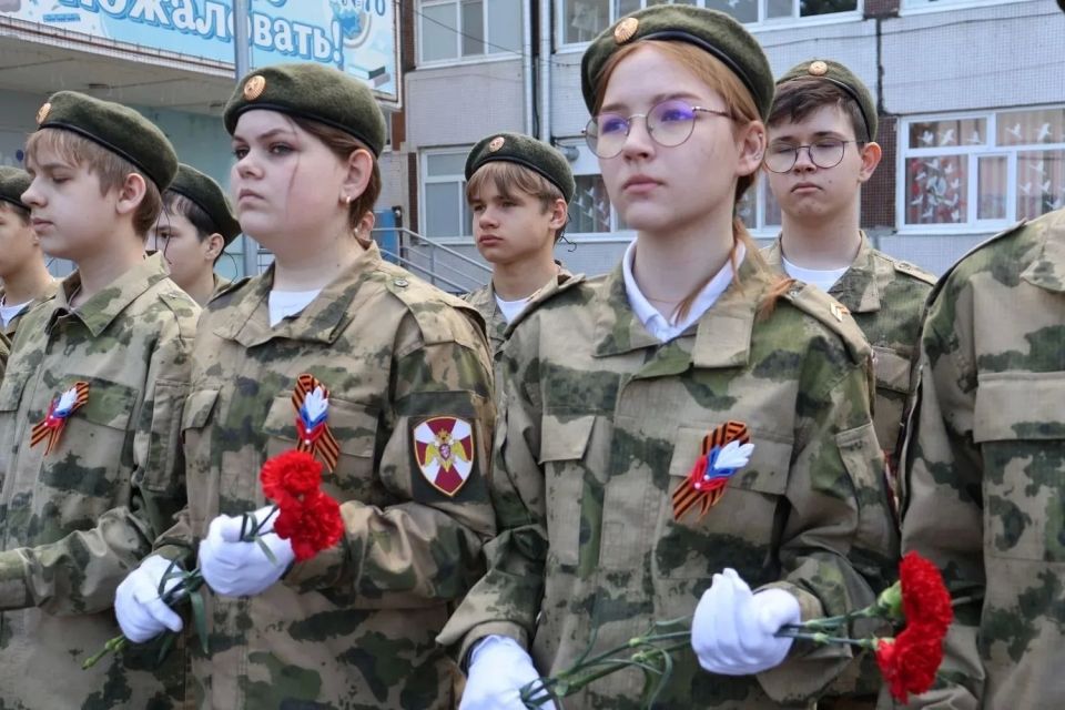 В школе №70 открыли мемориальную доску в память об участнике СВО Алексее Александровиче Полнякове В школе №70 открыли мемориальную доску в память об участнике СВО Алексее Александровиче Полнякове