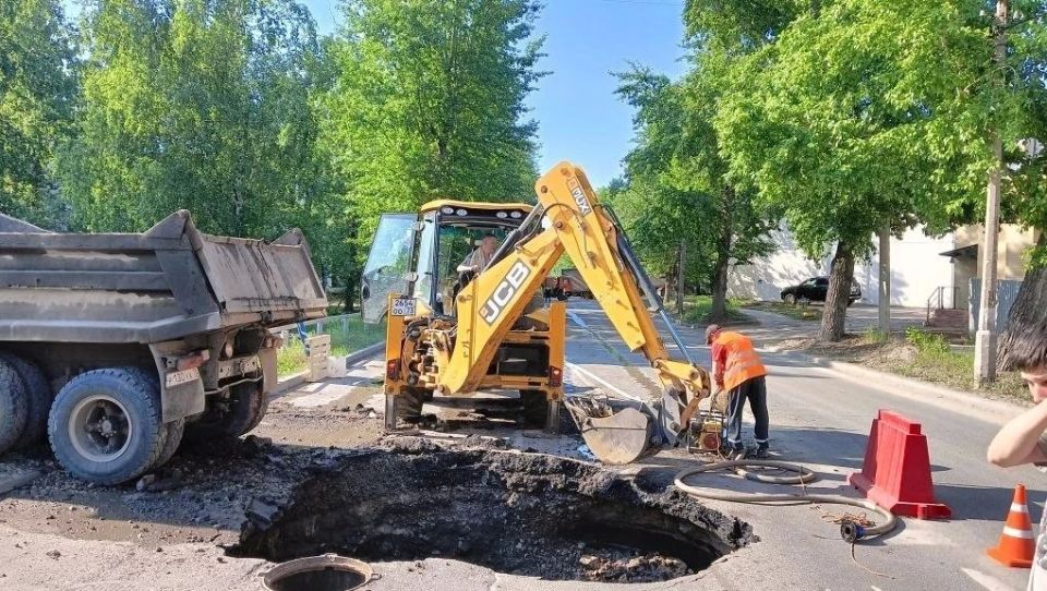 Провал канализационного коллектора устраняют на улице Локомотивной