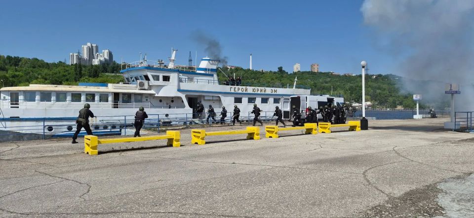 В Ульяновске на базе речного порта прошли антитеррористические учения В Ульяновске на базе речного порта прошли антитеррористические учения