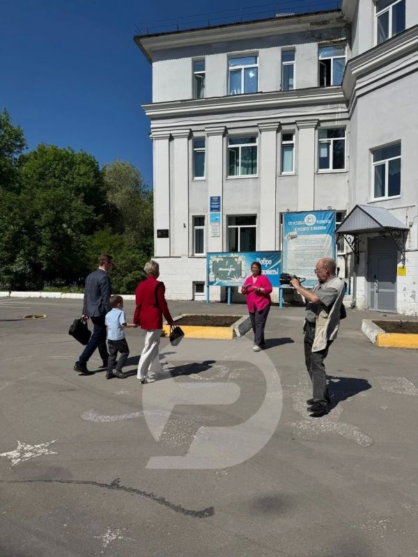 Учат. Воспитывают. Жмут. И побеждают Учат. Воспитывают. Жмут. И побеждают
