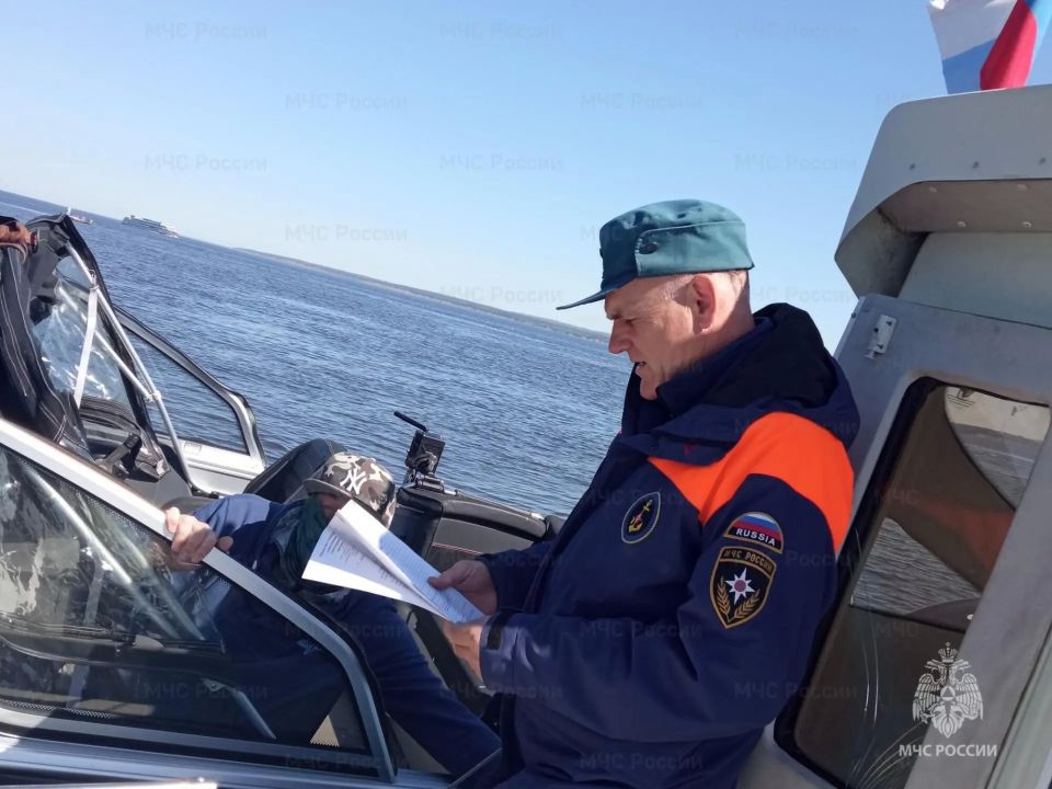 Вода ошибок не прощает . Сотрудники Государственной инспекции по маломерным судам Главного управления МЧС России по Ульяновской области совместно со специалистами ОГКУ «Служба гражданской защиты и пожарной безопасности... Вода ошибок не прощает . Сотрудники Государственной инспекции по маломерным судам Главного управления МЧС России по Ульяновской области совместно со специалистами ОГКУ «Служба гражданской защиты и пожарной безопасности...