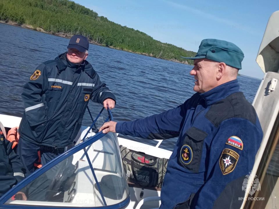 Вода ошибок не прощает . Сотрудники Государственной инспекции по маломерным судам Главного управления МЧС России по Ульяновской области совместно со специалистами ОГКУ «Служба гражданской защиты и пожарной безопасности... Вода ошибок не прощает . Сотрудники Государственной инспекции по маломерным судам Главного управления МЧС России по Ульяновской области совместно со специалистами ОГКУ «Служба гражданской защиты и пожарной безопасности...