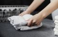 Как быстро отмыть детей от клея ПВА: советы для родителей