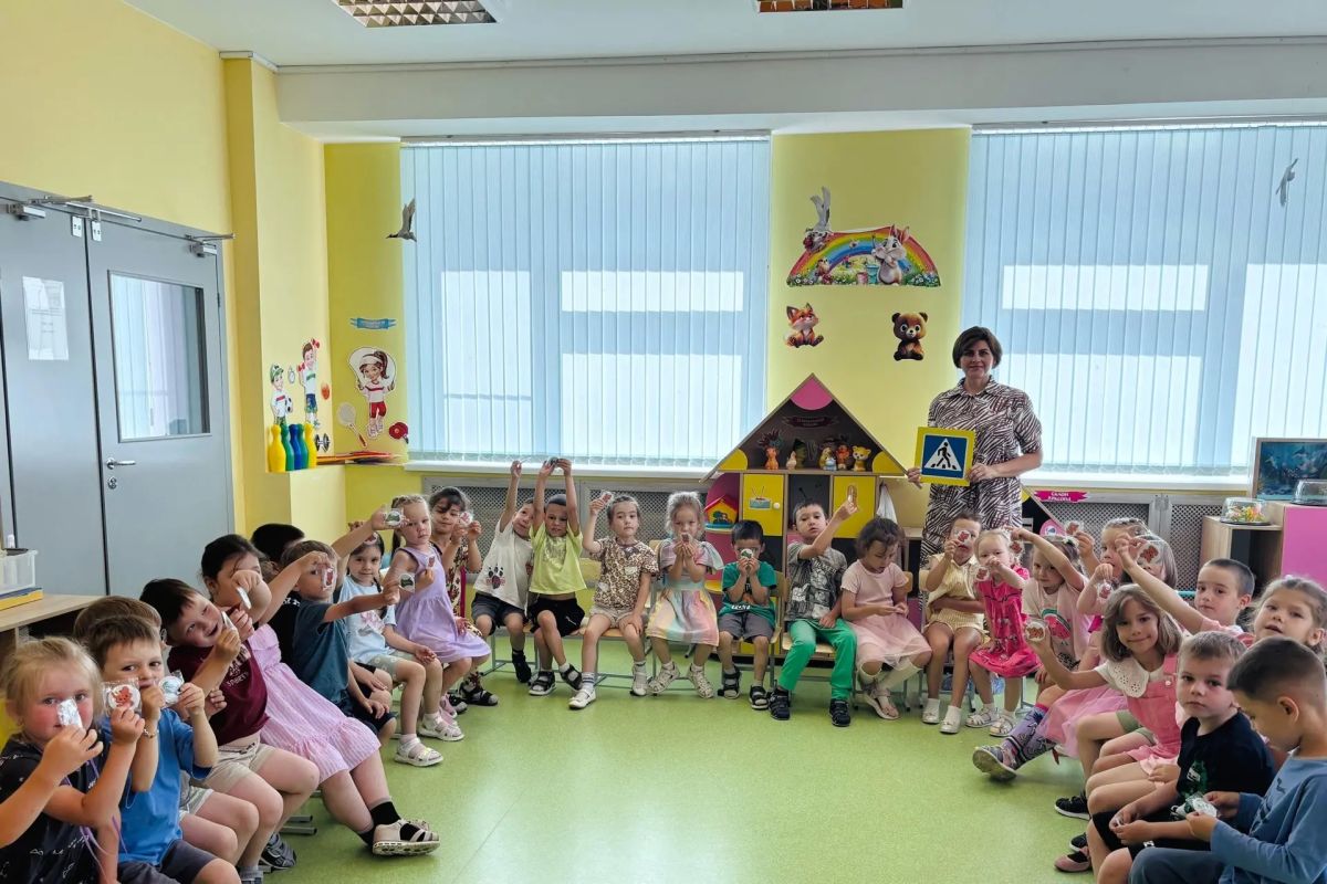 В рамках всероссийской акции «Безопасность детства» представители администрации Засвияжского района совместно со специалистами Дирекции безопасности дорожного движения встретились с воспитанниками детского сада 171... В рамках всероссийской акции «Безопасность детства» представители администрации Засвияжского района совместно со специалистами Дирекции безопасности дорожного движения встретились с воспитанниками детского сада 171...