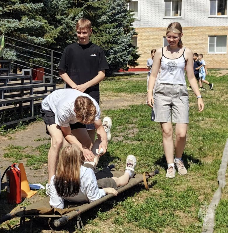 Сотрудники регионального МЧС провели День безопасности в летнем лагере Сотрудники регионального МЧС провели День безопасности в летнем лагере