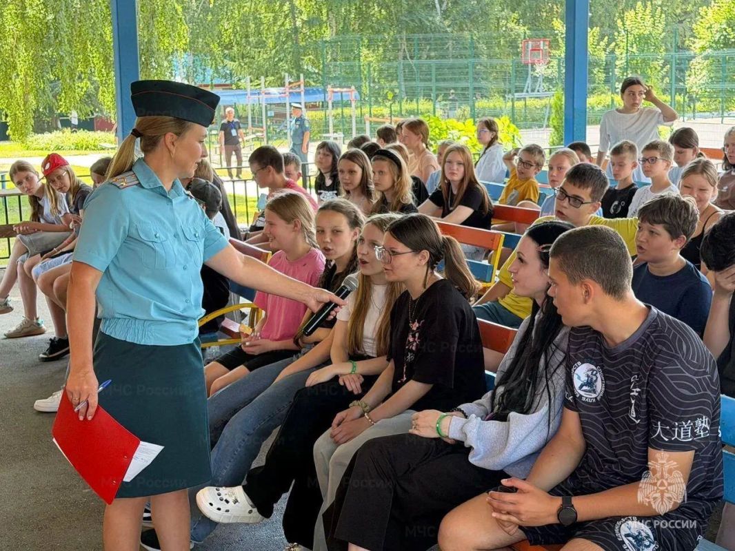 Сотрудники регионального МЧС провели День безопасности в летнем лагере Сотрудники регионального МЧС провели День безопасности в летнем лагере