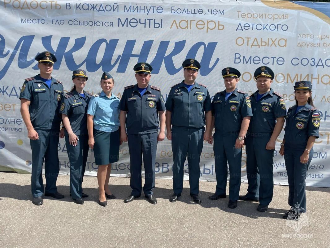 Сотрудники регионального МЧС провели День безопасности в летнем лагере Сотрудники регионального МЧС провели День безопасности в летнем лагере