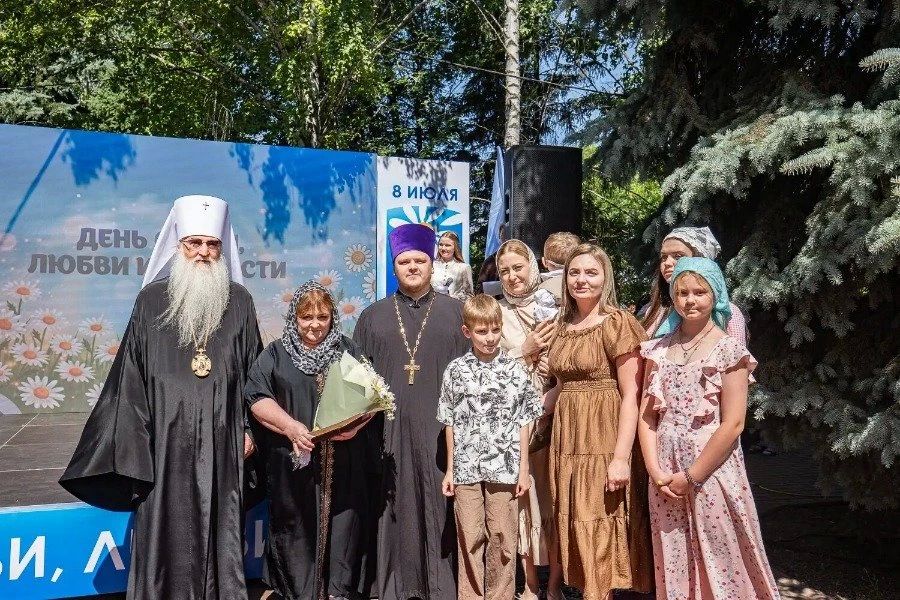 Митрополит Лонгин вручил ульяновским многодетным матерям Патриаршие знаки Материнства