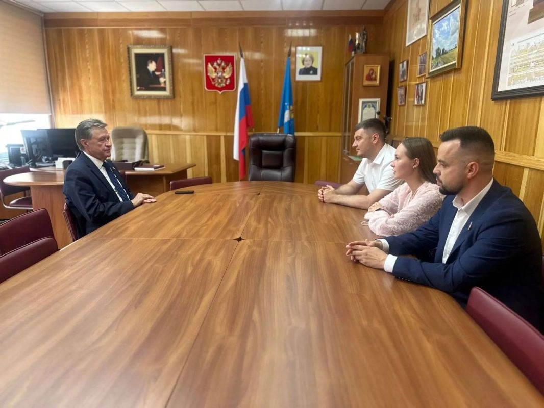 Сенатор РФ - представитель от Законодательного Собрания Ульяновской области Сергей Рябухин встретился с молодыми парламентариями