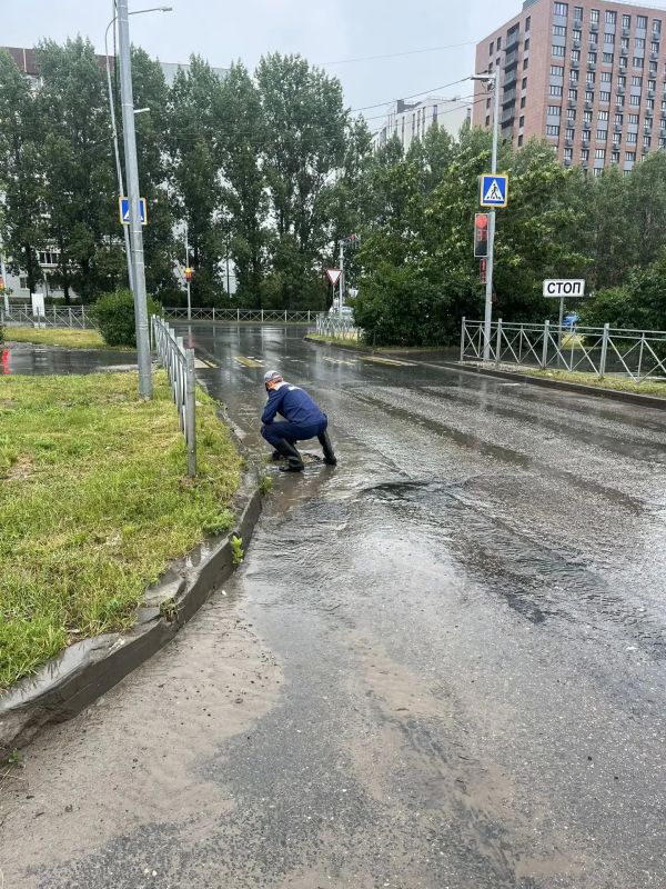 На протяжении сильного продолжительного дождя дороги Ульяновска поддерживают в проезжем состоянии На протяжении сильного продолжительного дождя дороги Ульяновска поддерживают в проезжем состоянии