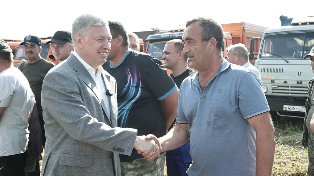 Алексей Русских: Дали старт уборочной в регионе на полях хозяйства Владимира Евстифеева в Новоспасском районе Алексей Русских: Дали старт уборочной в регионе на полях хозяйства Владимира Евстифеева в Новоспасском районе