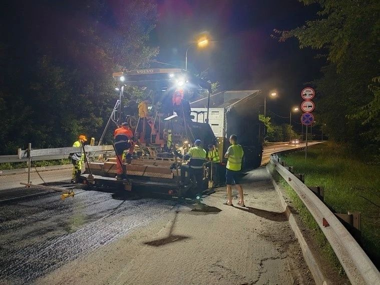 На дамбе Императорского моста обновили асфальт