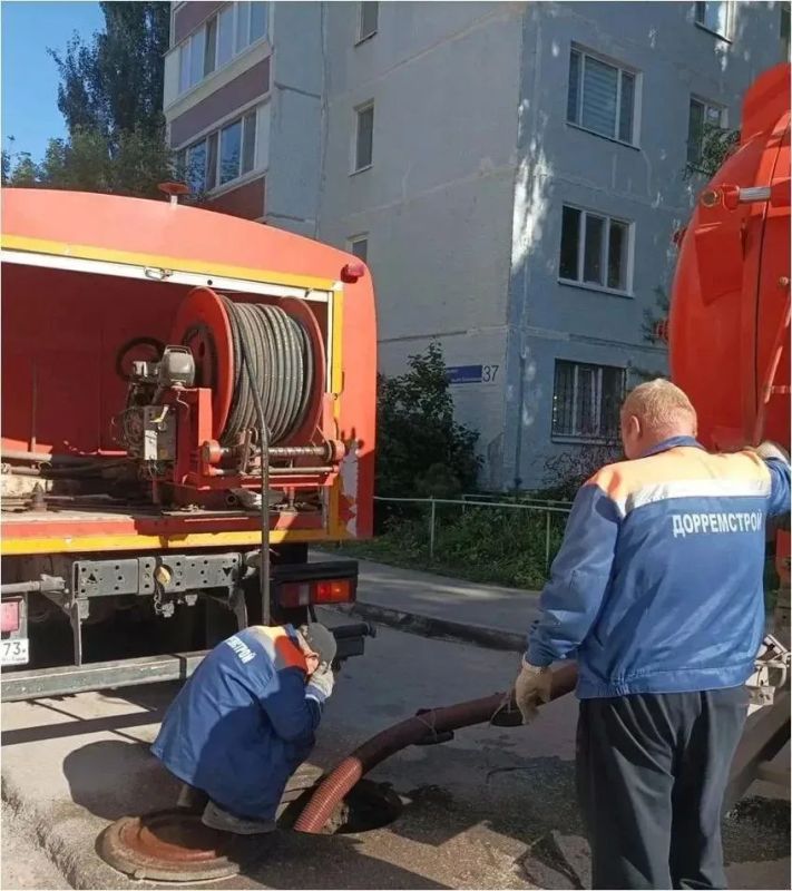 Ульяновские дорожники обустраивают тротуар к гимназии № 6 Ульяновские дорожники обустраивают тротуар к гимназии № 6