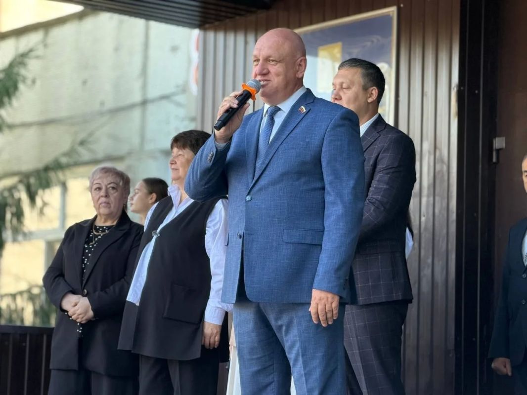 В этом учебном году за парты ульяновских школ сели около 70 тысяч детей В этом учебном году за парты ульяновских школ сели около 70 тысяч детей