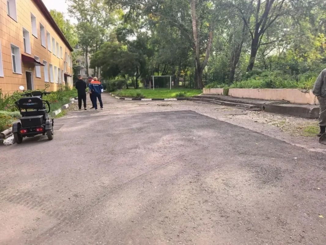 Завершился ремонт подъездной дороги к третьему корпусу Губернаторского лицея №101 Завершился ремонт подъездной дороги к третьему корпусу Губернаторского лицея №101