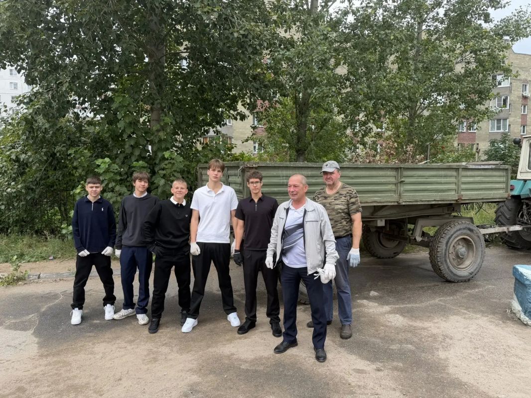 В Заволжском районе проходит первая общегородская «санитарная пятница» осеннего месячника по благоустройству В Заволжском районе проходит первая общегородская «санитарная пятница» осеннего месячника по благоустройству