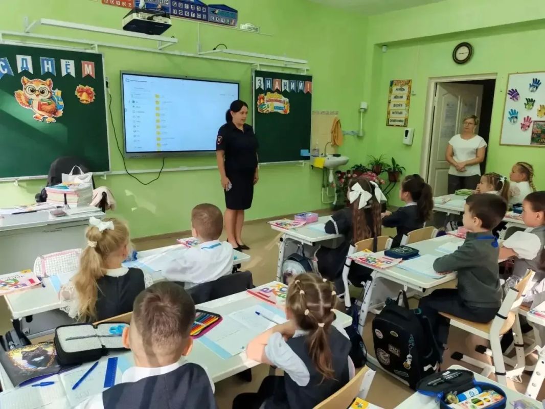 Безопасная школьная пора. Сотрудники Госавтоинспекции совместно с представителями Дирекции безопасности дорожного движения и специалистами мобильного комплекса «Лаборатория безопасности» ежедневно проводят беседы с детьми... Безопасная школьная пора. Сотрудники Госавтоинспекции совместно с представителями Дирекции безопасности дорожного движения и специалистами мобильного комплекса «Лаборатория безопасности» ежедневно проводят беседы с детьми...