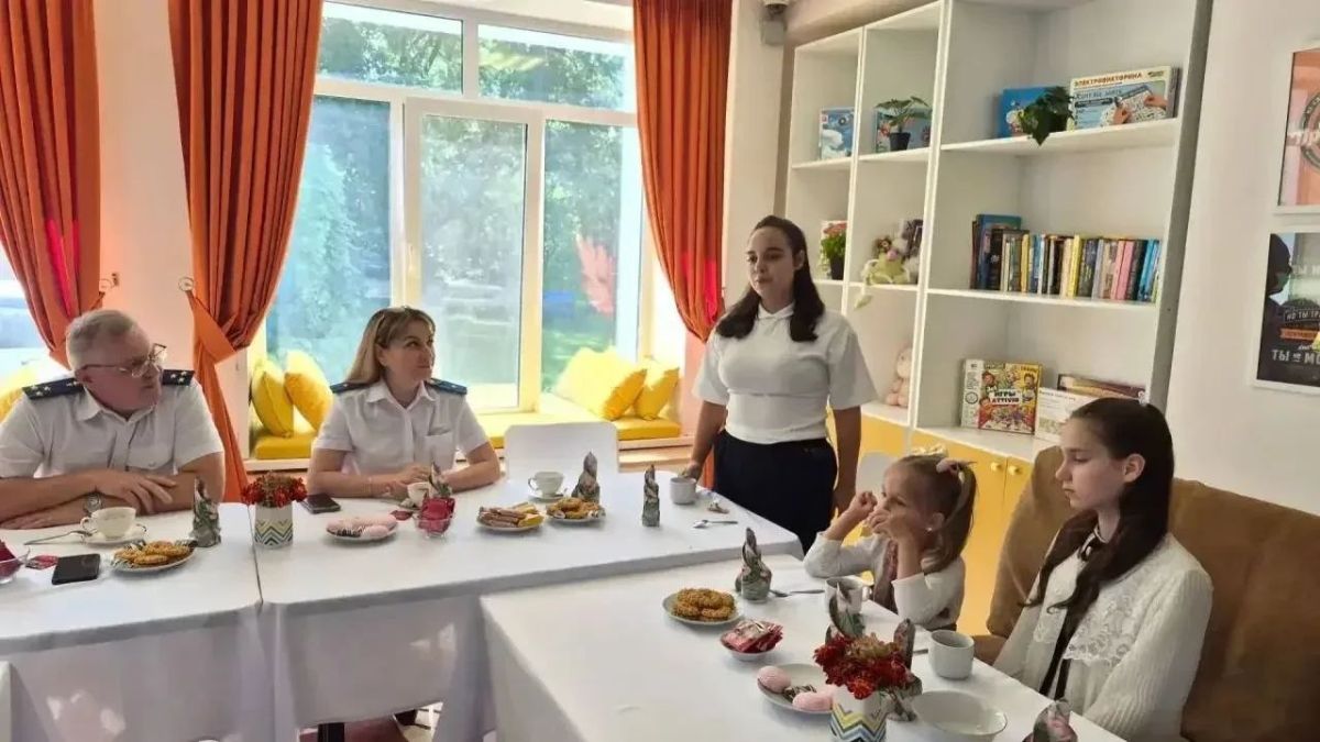 Работники прокуратуры Заволжского района города Ульяновска поздравили воспитанников подшефного прокуратуре Ульяновской области социально-реабилитационного центра «Алые паруса» с началом учебного года Работники прокуратуры Заволжского района города Ульяновска поздравили воспитанников подшефного прокуратуре Ульяновской области социально-реабилитационного центра «Алые паруса» с началом учебного года