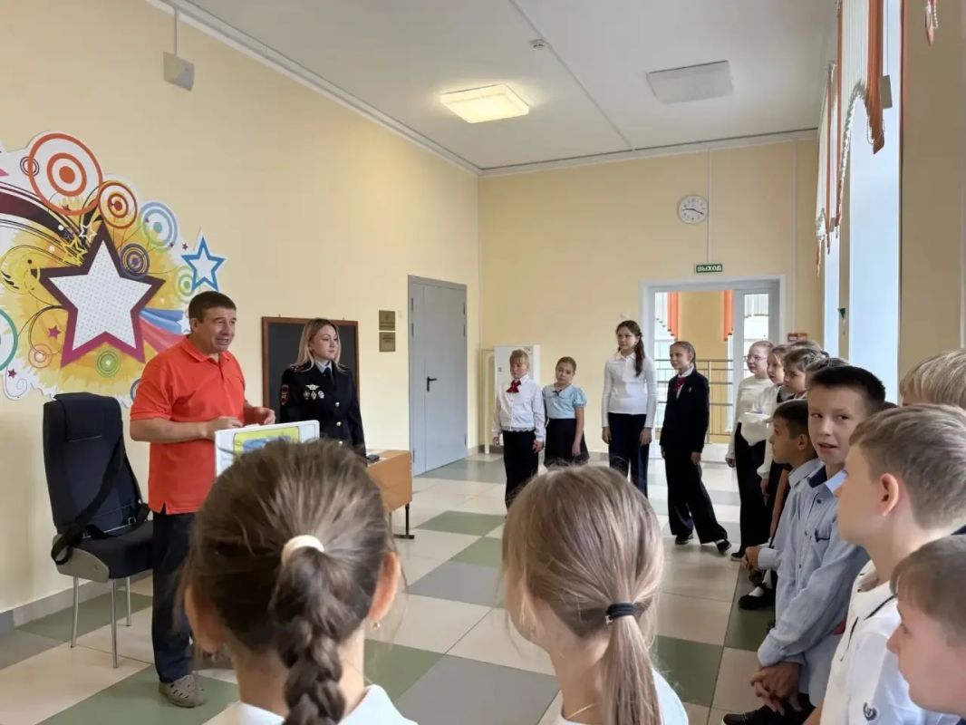 Безопасная школьная пора. Сотрудники Госавтоинспекции совместно с представителями Дирекции безопасности дорожного движения и специалистами мобильного комплекса «Лаборатория безопасности» ежедневно проводят беседы с детьми... Безопасная школьная пора. Сотрудники Госавтоинспекции совместно с представителями Дирекции безопасности дорожного движения и специалистами мобильного комплекса «Лаборатория безопасности» ежедневно проводят беседы с детьми...