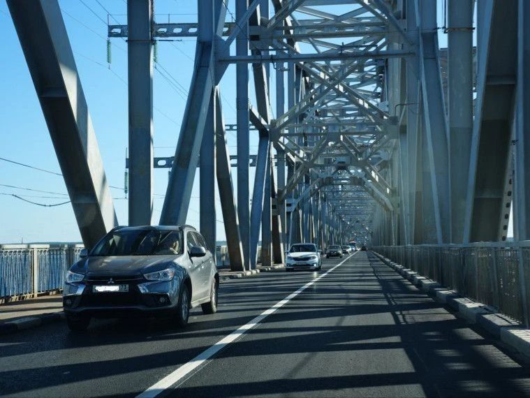 На Императорском мосту ввели ограничение скорости до 40 км/ч — до конца ремонта