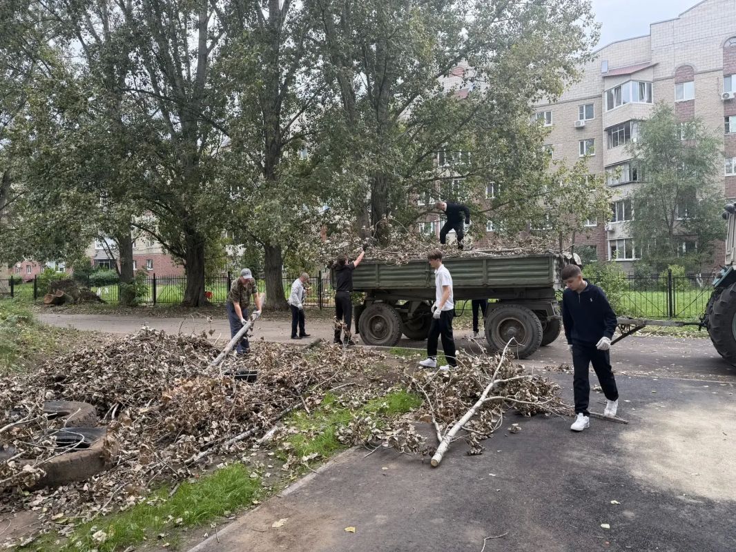 В Заволжском районе проходит первая общегородская «санитарная пятница» осеннего месячника по благоустройству В Заволжском районе проходит первая общегородская «санитарная пятница» осеннего месячника по благоустройству