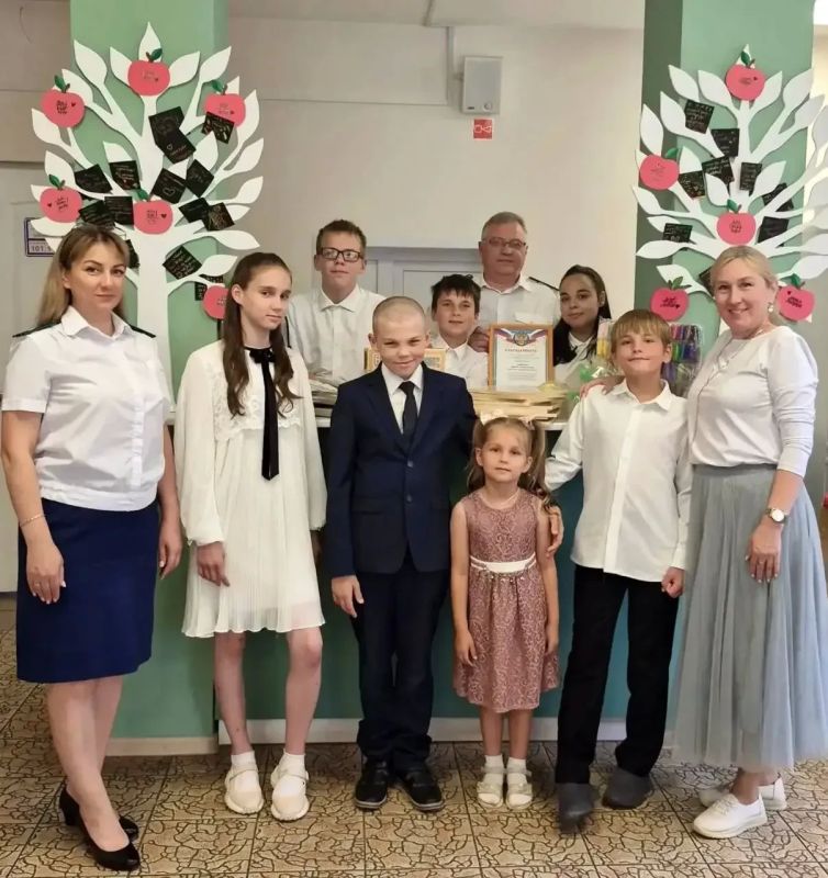 Работники прокуратуры Заволжского района города Ульяновска поздравили воспитанников подшефного прокуратуре Ульяновской области социально-реабилитационного центра «Алые паруса» с началом учебного года Работники прокуратуры Заволжского района города Ульяновска поздравили воспитанников подшефного прокуратуре Ульяновской области социально-реабилитационного центра «Алые паруса» с началом учебного года