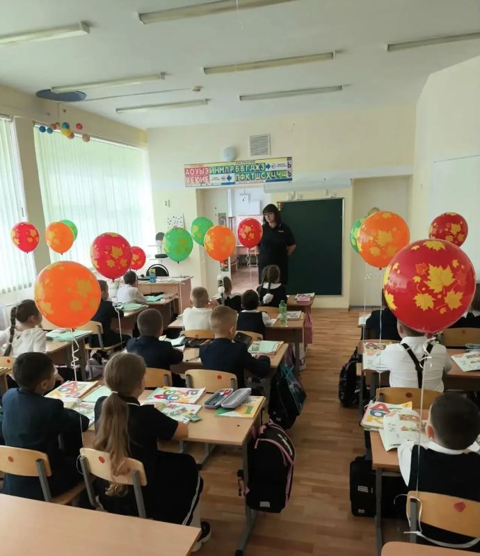 Безопасная школьная пора. Сотрудники Госавтоинспекции совместно с представителями Дирекции безопасности дорожного движения и специалистами мобильного комплекса «Лаборатория безопасности» ежедневно проводят беседы с детьми... Безопасная школьная пора. Сотрудники Госавтоинспекции совместно с представителями Дирекции безопасности дорожного движения и специалистами мобильного комплекса «Лаборатория безопасности» ежедневно проводят беседы с детьми...