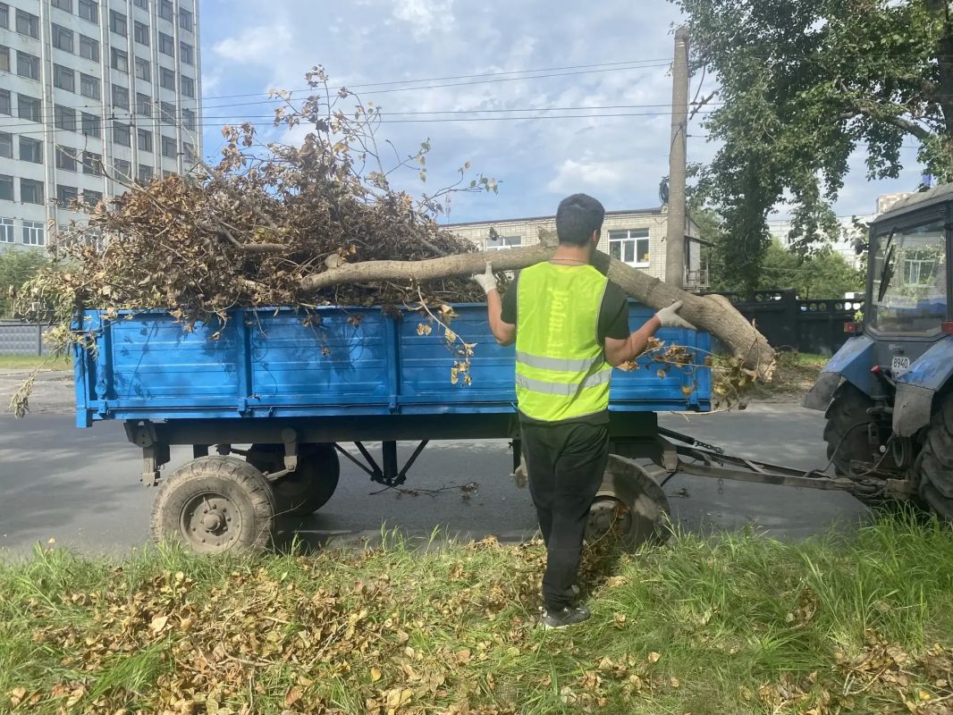 В Заволжском районе проходит первая общегородская «санитарная пятница» осеннего месячника по благоустройству В Заволжском районе проходит первая общегородская «санитарная пятница» осеннего месячника по благоустройству