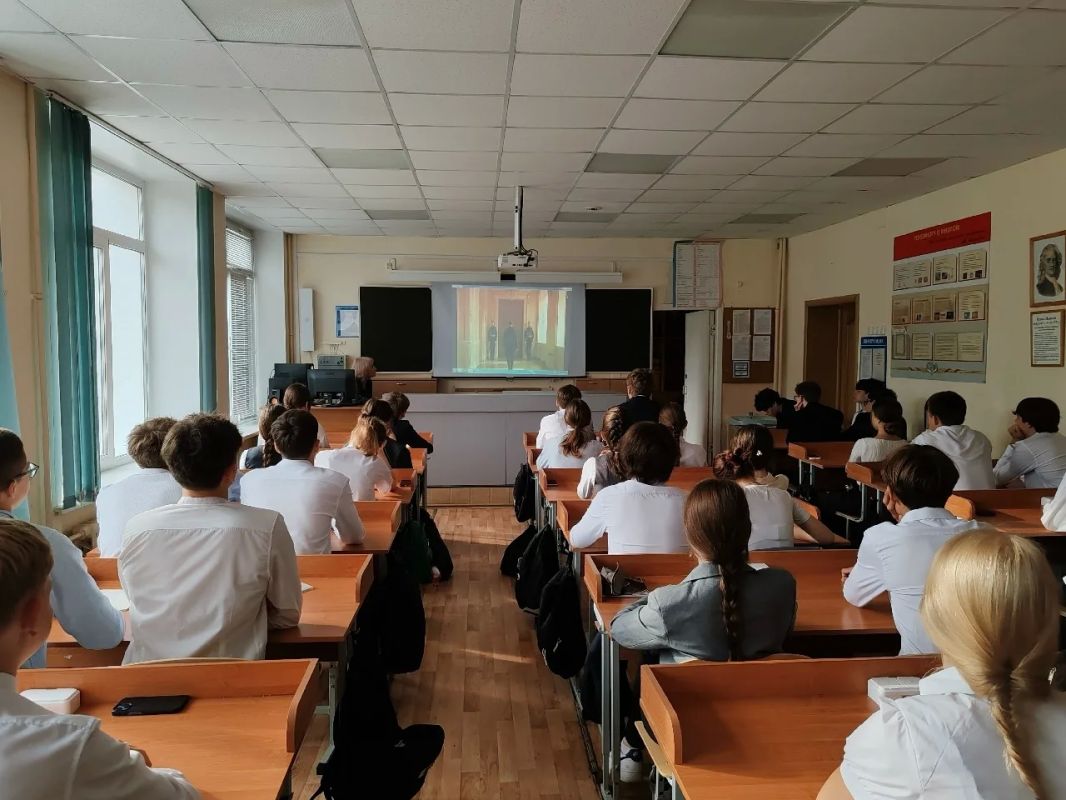 В образовательных организациях Ульяновской области стартовал обновленный курс «Разговоры о важном» В образовательных организациях Ульяновской области стартовал обновленный курс «Разговоры о важном»