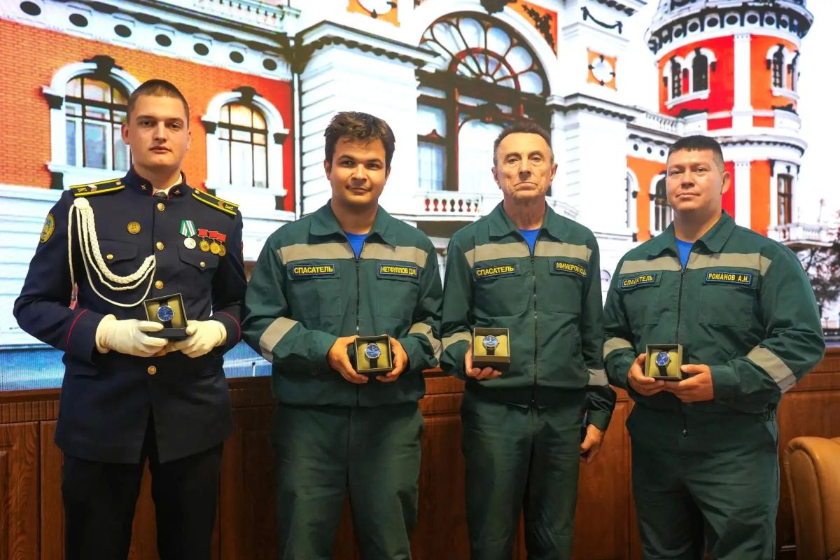 По итогам купального сезона наградили ульяновских спасателей По итогам купального сезона наградили ульяновских спасателей