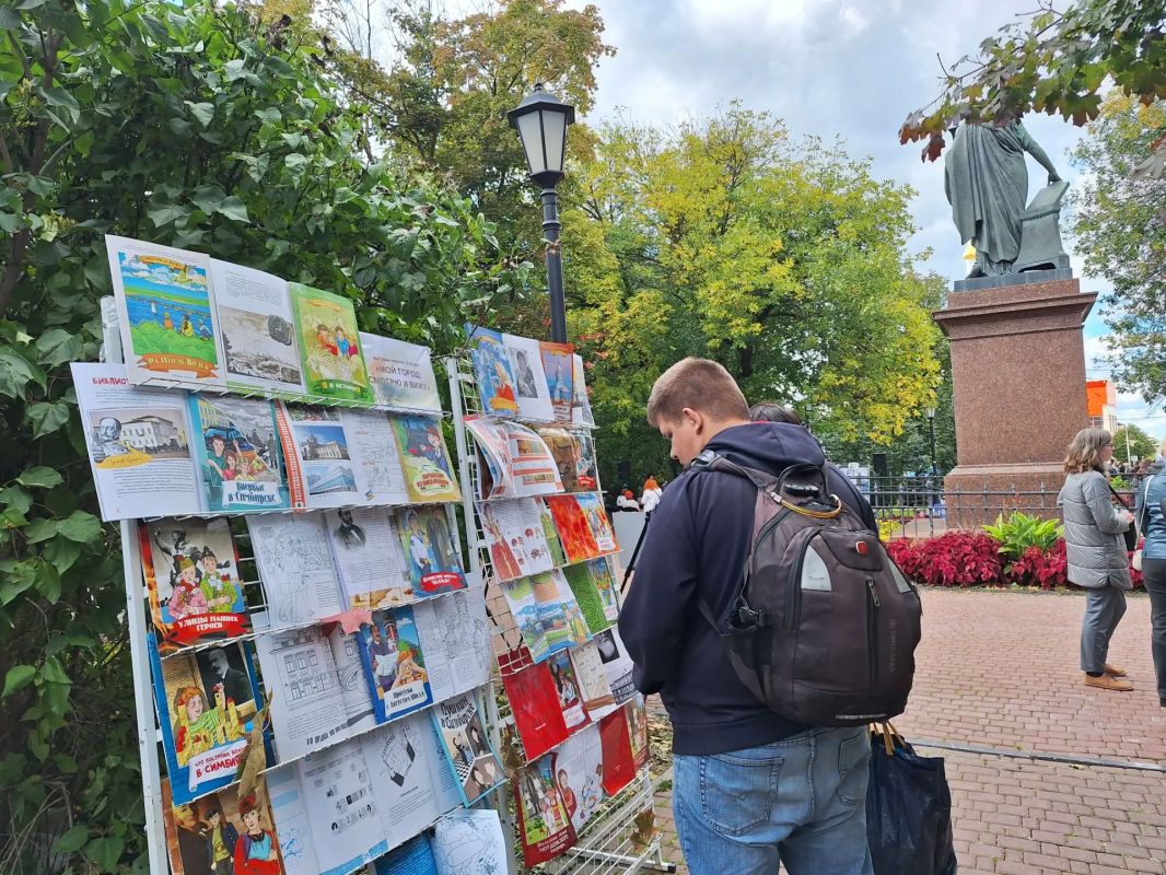 В сквере имени Н.М. Карамзина проходит эллюстративно-книжная ярмарка В сквере имени Н.М. Карамзина проходит эллюстративно-книжная ярмарка