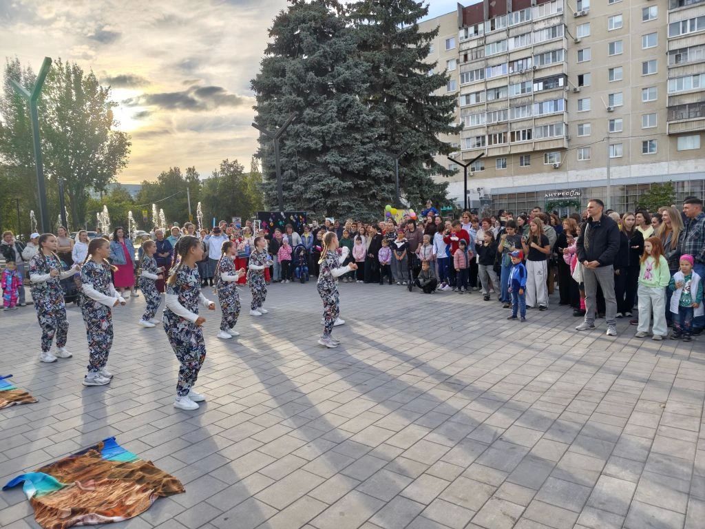 Ульяновск в ритме 00-х!. Сегодня площадь у ДК «Руслан» стала одной большой праздничной площадкой — здесь прошло одно из самых массовых мероприятий в честь дня рождения нашего любимого города! Гостей ждала настоящая машина... Ульяновск в ритме 00-х!. Сегодня площадь у ДК «Руслан» стала одной большой праздничной площадкой — здесь прошло одно из самых массовых мероприятий в честь дня рождения нашего любимого города! Гостей ждала настоящая машина...