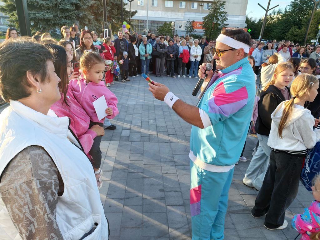 Ульяновск в ритме 00-х!. Сегодня площадь у ДК «Руслан» стала одной большой праздничной площадкой — здесь прошло одно из самых массовых мероприятий в честь дня рождения нашего любимого города! Гостей ждала настоящая машина... Ульяновск в ритме 00-х!. Сегодня площадь у ДК «Руслан» стала одной большой праздничной площадкой — здесь прошло одно из самых массовых мероприятий в честь дня рождения нашего любимого города! Гостей ждала настоящая машина...