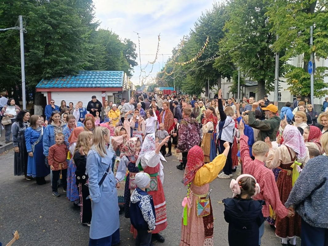 В Троицком переулке зажигательные частушки от ансамбля "Жихарка" В Троицком переулке зажигательные частушки от ансамбля "Жихарка"
