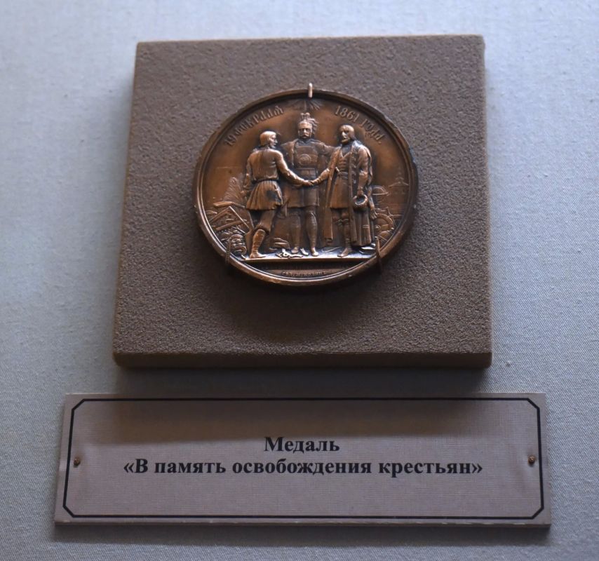 Ульяновцев приглашают посетить выставку «От вольности дворянства к Великой реформе» в Ульяновском областном краеведческом музее имени И.А. Гончарова, посвященную 165-летию отмены крепостного права в России Ульяновцев приглашают посетить выставку «От вольности дворянства к Великой реформе» в Ульяновском областном краеведческом музее имени И.А. Гончарова, посвященную 165-летию отмены крепостного права в России