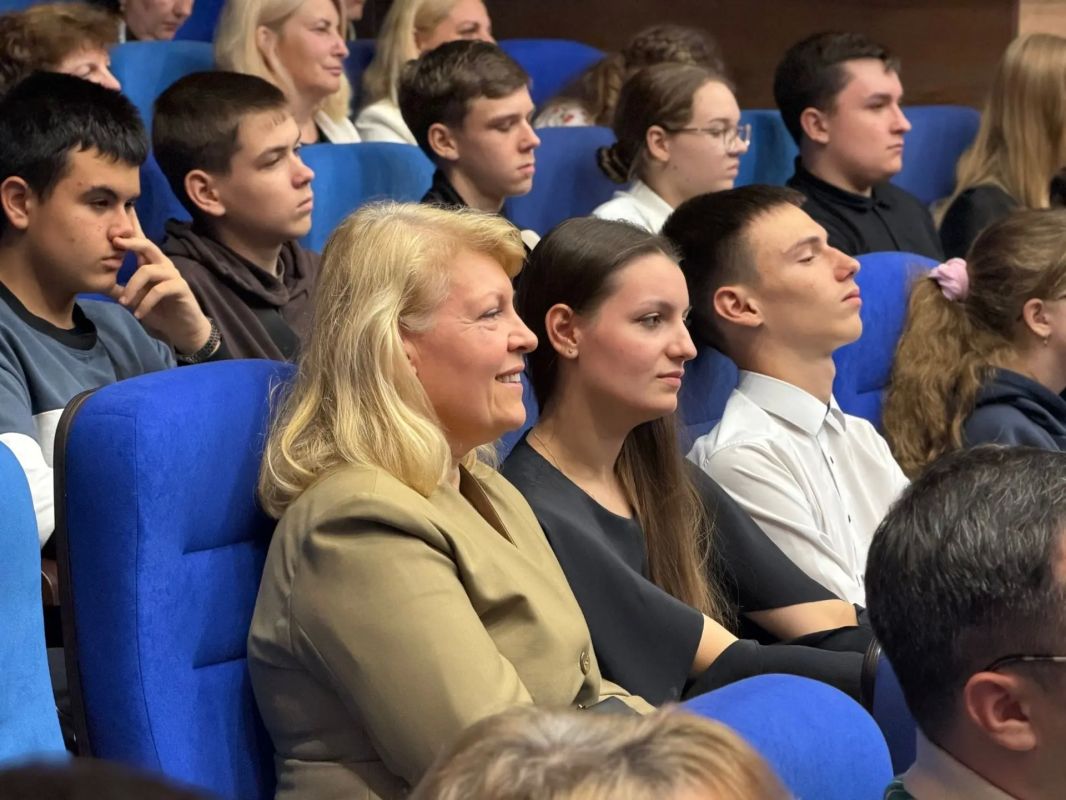 В Ульяновском театре юного зрителя «NЕБОЛЬШОЙ ТЕАТР» открылся III Международный театральный фестиваль спектаклей для всей семьи «ВМЕСТЕ» В Ульяновском театре юного зрителя «NЕБОЛЬШОЙ ТЕАТР» открылся III Международный театральный фестиваль спектаклей для всей семьи «ВМЕСТЕ»