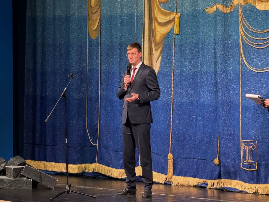 В Ульяновском театре юного зрителя «NЕБОЛЬШОЙ ТЕАТР» открылся III Международный театральный фестиваль спектаклей для всей семьи «ВМЕСТЕ» В Ульяновском театре юного зрителя «NЕБОЛЬШОЙ ТЕАТР» открылся III Международный театральный фестиваль спектаклей для всей семьи «ВМЕСТЕ»