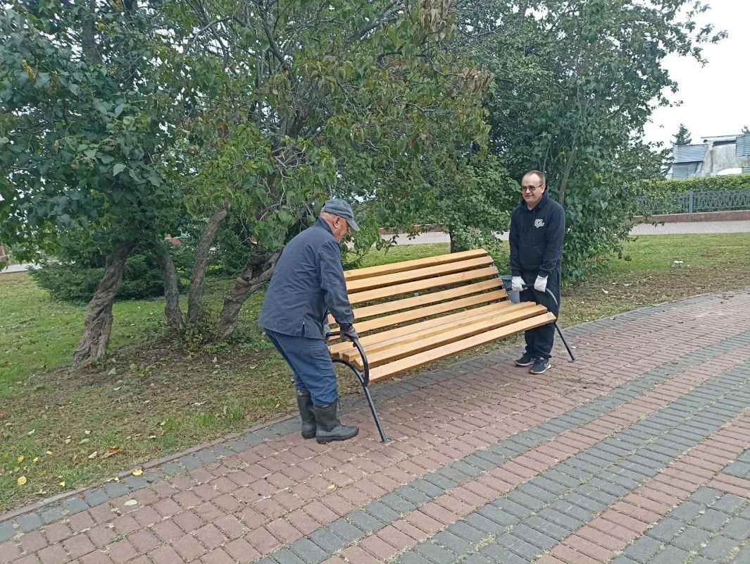 В центре Ульяновска поставили девять обновленных садовых диванов