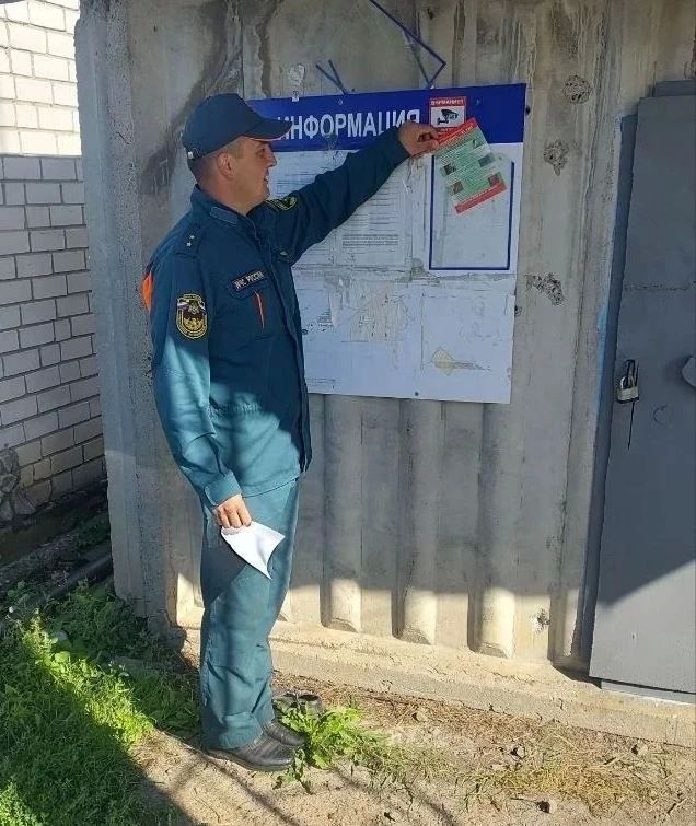 Сотрудники МЧС России напоминают жителям частного сектора правила пожарной безопасности в осенне-зимний период Сотрудники МЧС России напоминают жителям частного сектора правила пожарной безопасности в осенне-зимний период