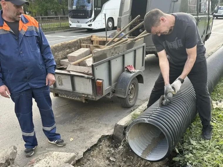 На перекрестке Локомотивной и Гая строят дополнительный водоотводной лоток